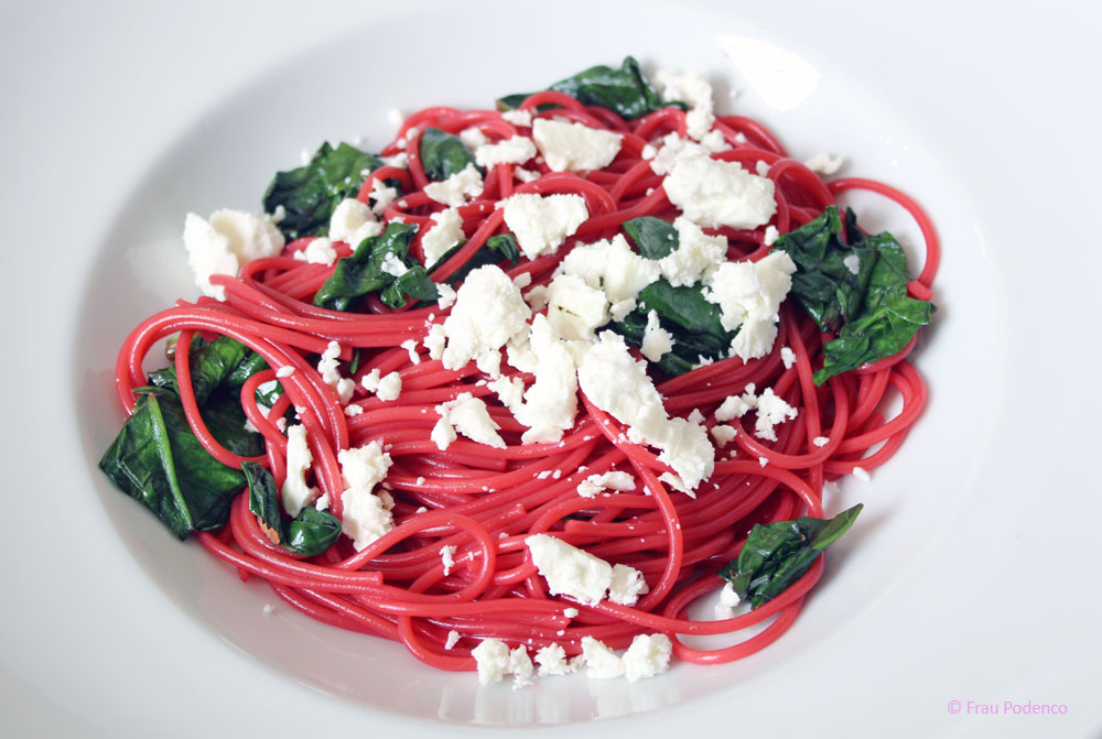 Rote-Bete-Spaghetti mit Spinat und Schafskäse | Rezept
