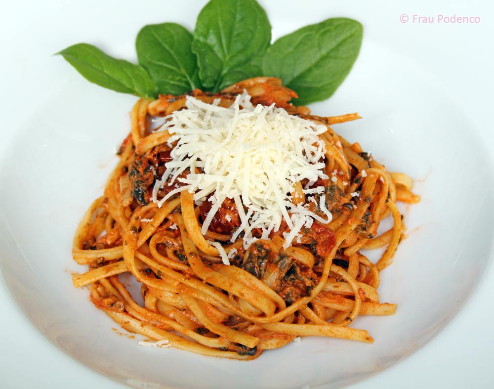 Pasta und cremige Tomatensauce verfeinert mit Babyspinat. Rezept