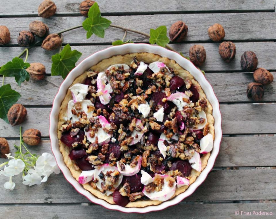 Rote Bete Tart mit Ziegenkäse und karamellisierten Walnüssen Rote Bete Tart mit Ziegenkäse und karamellisierten Walnüssen